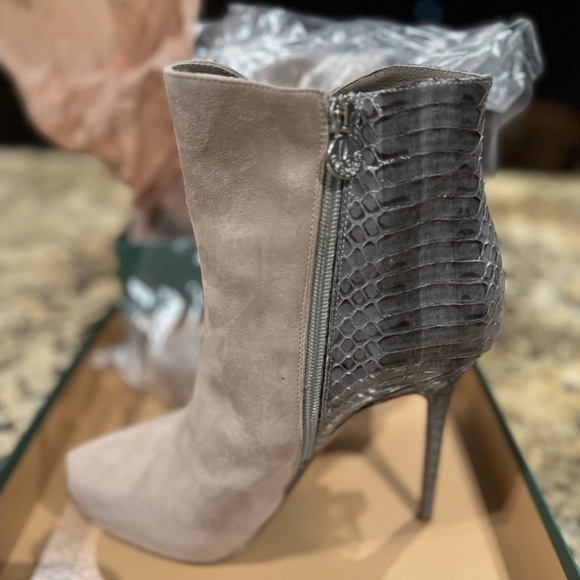 Luxury Green Bottom Chaneli Womens
Feather Suede Snakeskin Ankle Boots, 8.5 - Picture 5 of 10